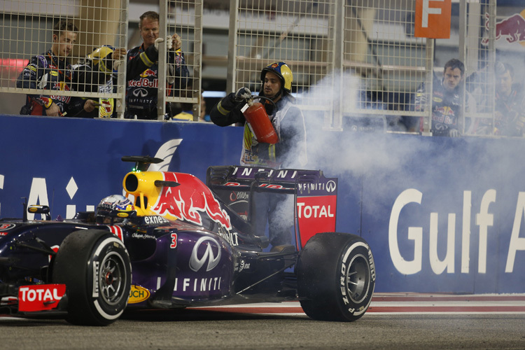 Daniel Ricciardo rollt in Bahrain mit Motorschaden aus