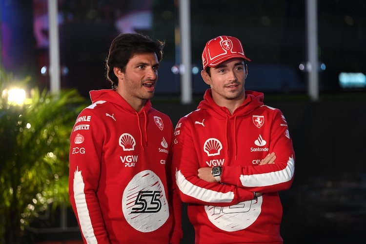 Carlos Sainz und Charles Leclerc dürfen ihren neuen Dienstwagen vielleicht schon vor der Enthüllung sehen, alle anderen müssen sich bis zur Präsentation gedulden