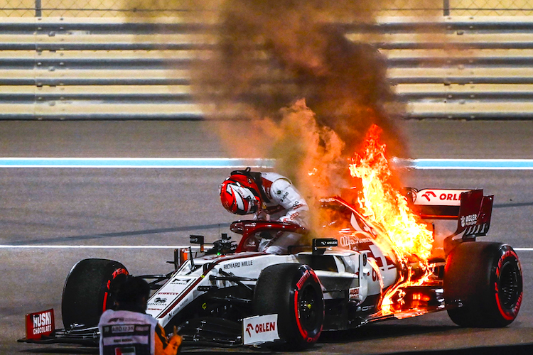 Kimi windet sich aus dem brennenden Alfa Romeo