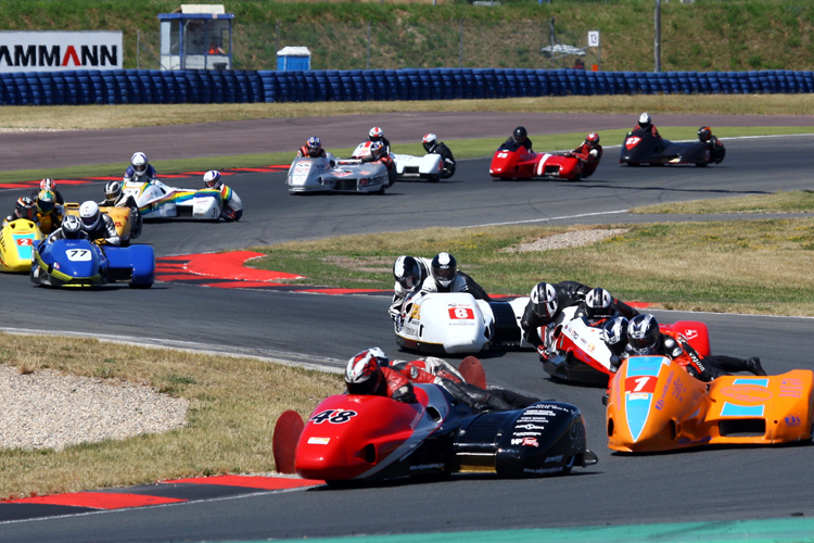 Nach dem Start der Internationalen Sidecar Trophy in Oschersleben