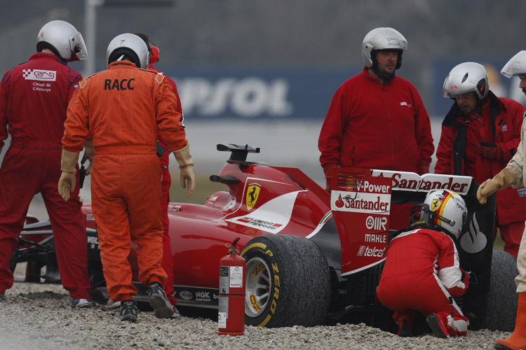 Nach vier Kurven stand Sebastian Vettels Ferrari im Kies
