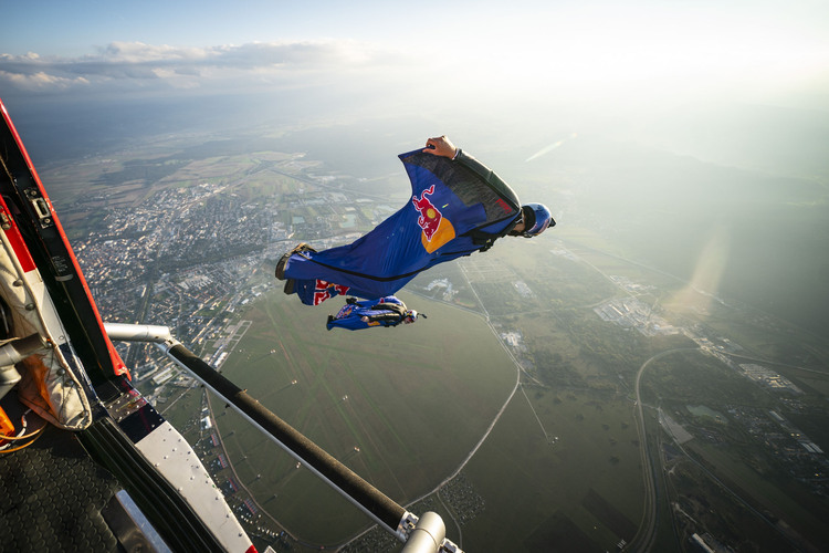 Das Red Bull Sky Dive Team sorgte auch für atemberaubende Unterhaltung