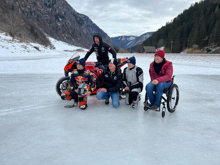 Das Eis-Abenteuer: Dabni Pedrosa, Reini Sampl im Rollstuhl mit der restlichen Mannschaft