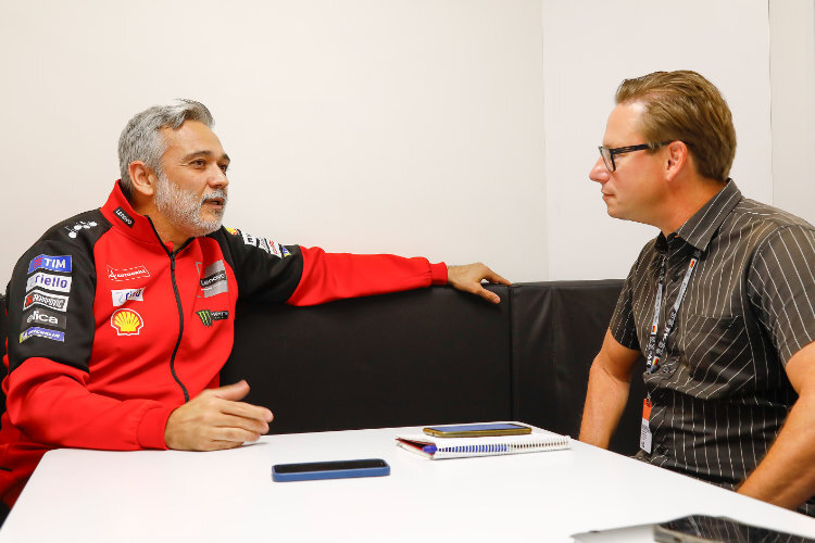 Ducati-Sportdirektor Mauro Grassilli (li.) mit SPEEDWEEK.com-Chefredakteur Ivo Schützbach