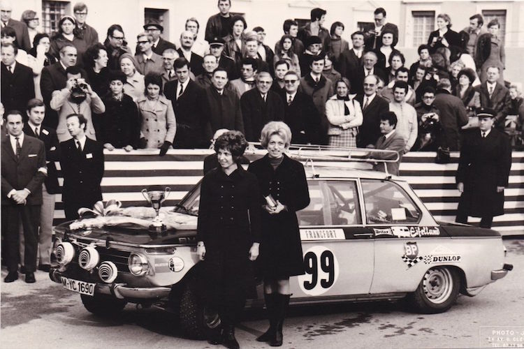 Hannelore mit Co-Pilotin Oda, BMW 2002 Ti, Siegerfoto Damen-Cup 1971 
