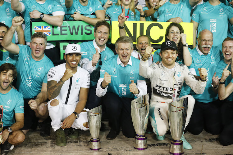Hamilton, Rosberg und das Mercedes-Team feiern Platz 1 und 2