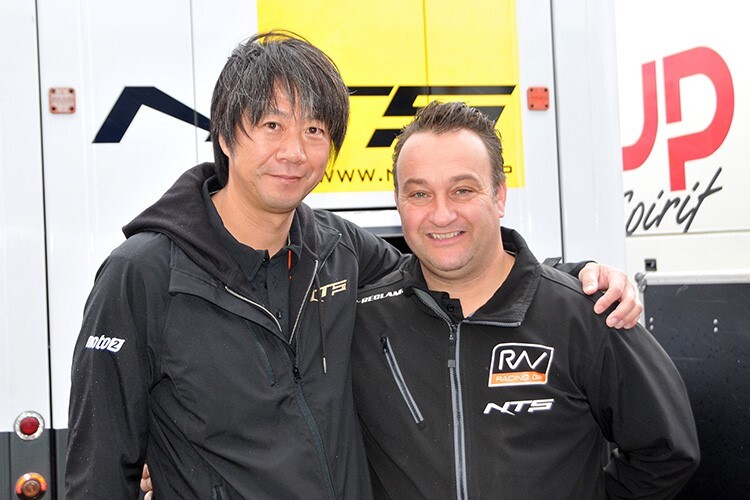 NTS-Chef Masahiro Namatame und RW-Racing-Teammanager Jarno Janssen 