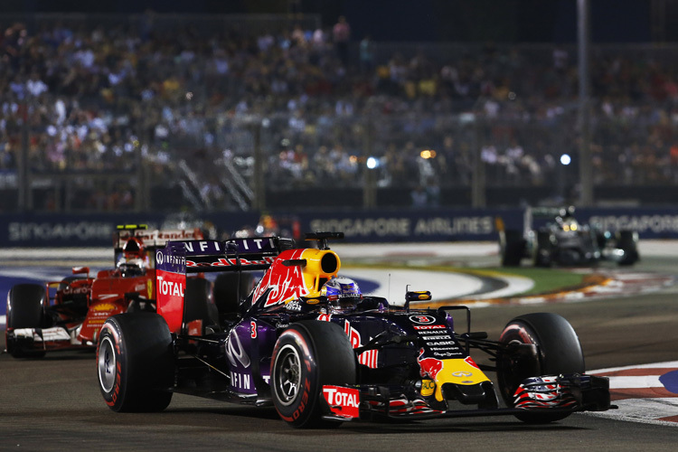 Daniel Ricciardo vor Kimi Räikkönen