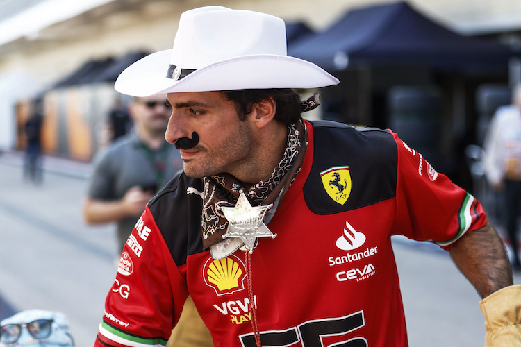 Carlos Sainz hat den Katar-Frust verdaut: Im Fahrerlager von Austin war der Ferrari-Star im Sheriff-Look unterwegs
