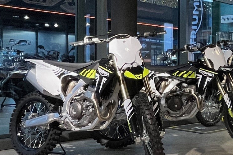 Die Triumph Motocross-Bikes in den Ausstellungsräumen