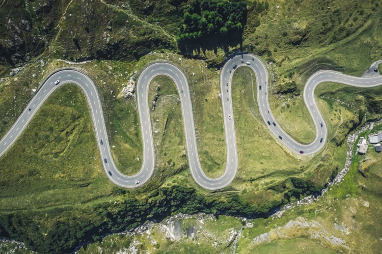 Weiterhin hoch im kurs: Kurvenspass mit dem Motorrad, hier am Julierpass in der Schweiz