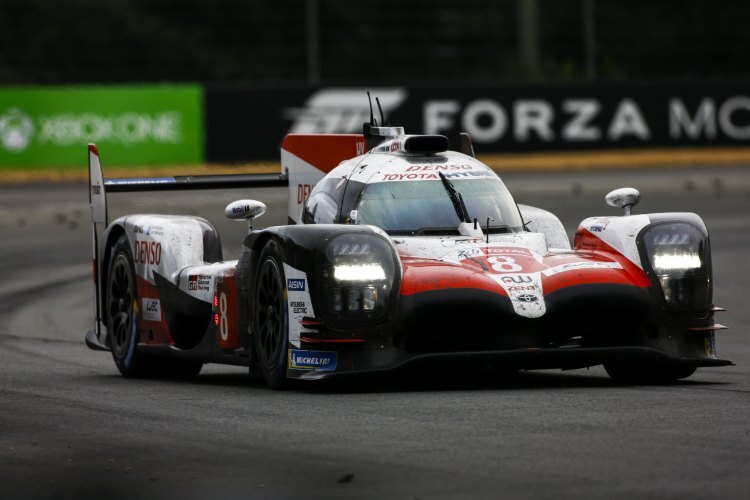 Weiterhin auf Platz eins bei den 24  von Le Mans: Der Toyota TS050 Hybrid von Sébastien Buemi, Kazuki Nakajima und Fernando Alonso