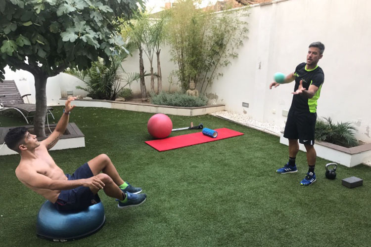 Jorge Martin arbeitet mit seinem Physio in Valencia an seiner Fitness