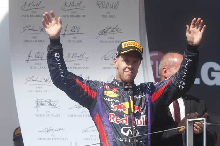 Sebastian Vettel feiert mit Red Bull Racing Siege