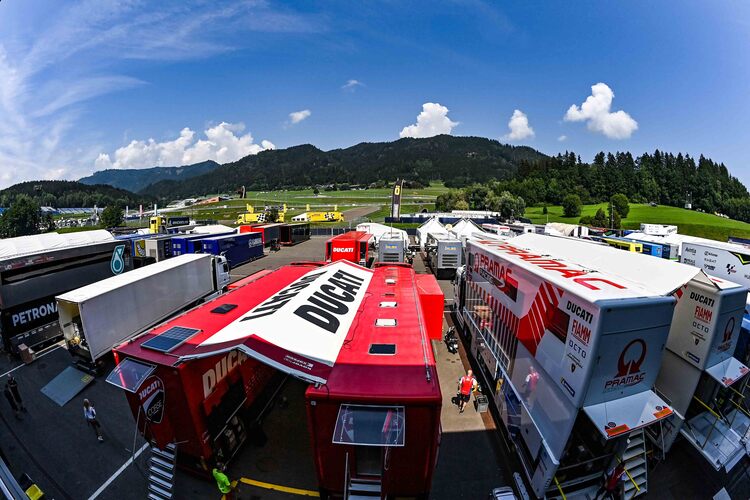 In Spielberg sind die Trucks der Teams heute angekommen. Das Ducati-Team kommt dort traditionell gut zurecht