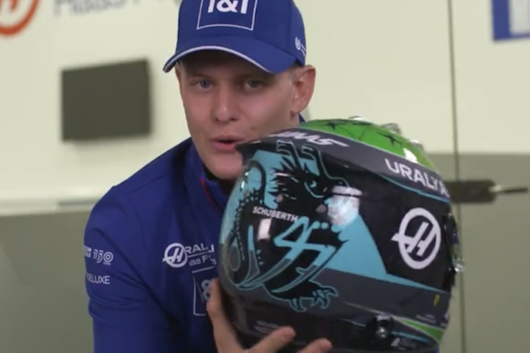 Mick Schumacher 2022 Helm-Halterung mit Autogramm A4 für F1-Rennfans