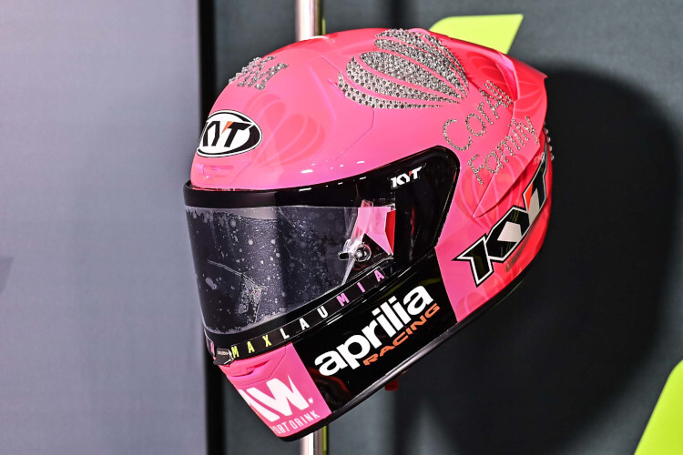 Ein rosa Helm für Mia Espargaró