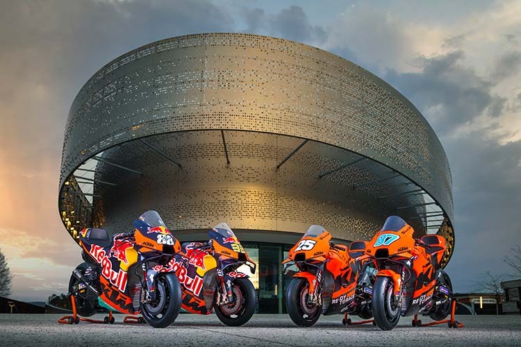 Die vier MotoGP-Bikes von KTM vor der KTM Motohall in Mattighofen