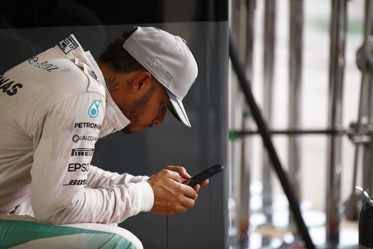Lewis Hamilton entspannt in einer Rennpause