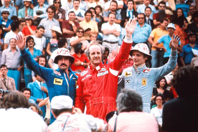 Denny Hulmes letzter GP-Sieg, in Argentinien 1974. Hulme in der Mitte, links von ihm Clay Regazzoni, rechts Niki Lauda