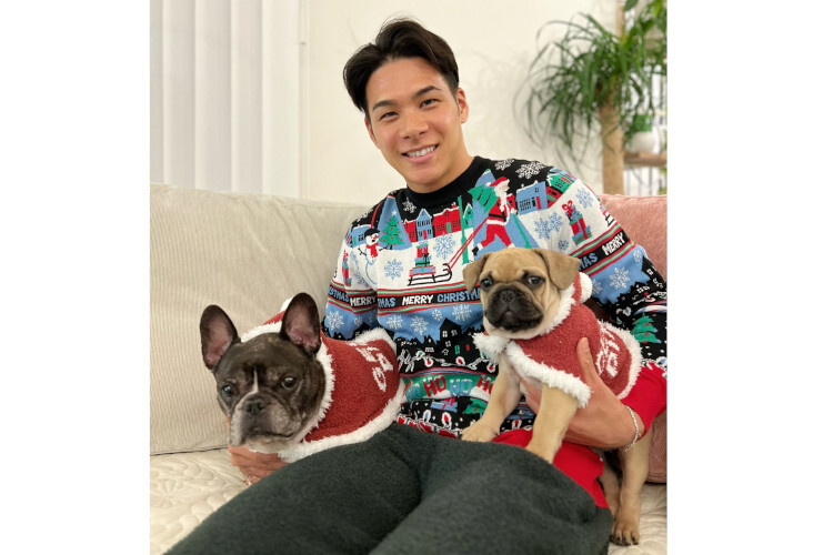 Takaaki Nakagami posierte mit seinen Hunden im Weihnachts-Look