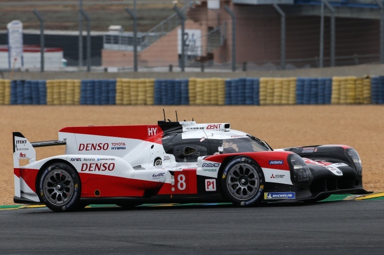 Führt die 24h von Le Mans an: Der Toyota TS050 Hybrid von Sébastien Buemi, Brendon Hartley und Kazuki Nakajima