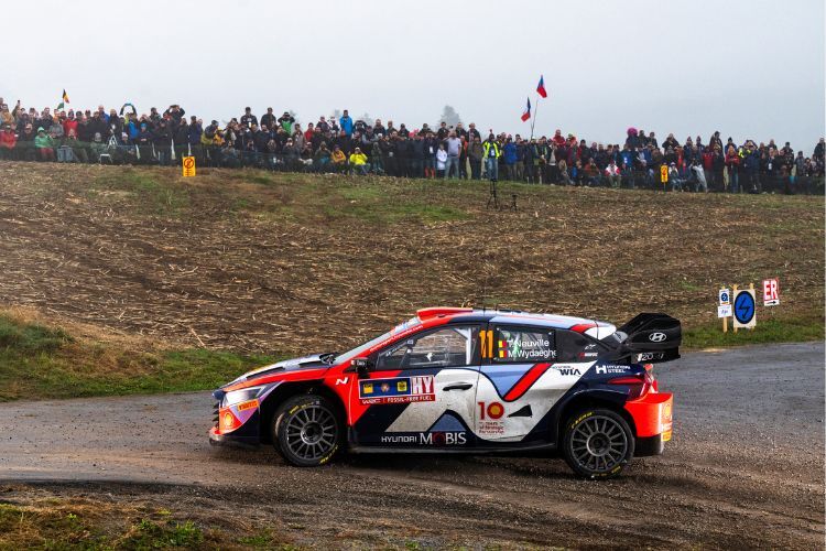 Pressiert`s, passiert`s: Thierry Neuville gleich zwei Mal neben der Piste