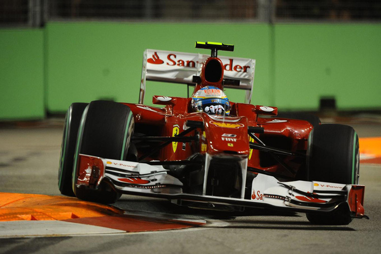 Fernando Alonso ist in Singapur immer für Höhenflüge gut – hier auf dem Weg zum Sieg 2010
