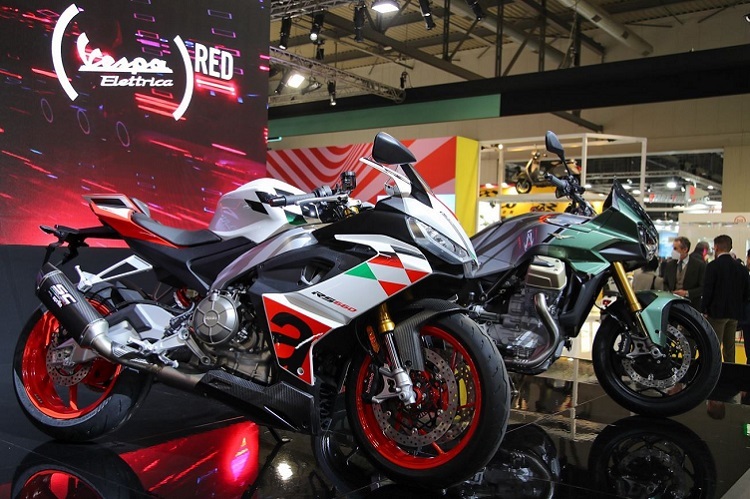Die Aprilia RS660 Extrema auf der Mailänder Motorradmesse auf dem Piaggio-Stand neben der neuen Moto Guzzi V100 Mandello
