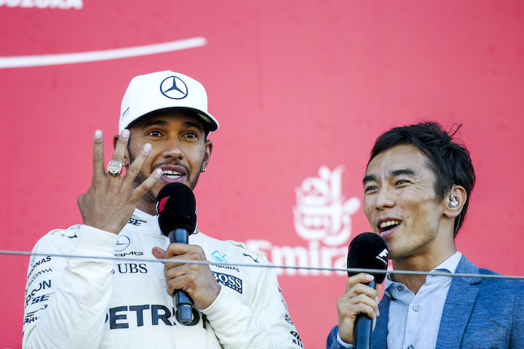 Lewis Hamilton mit dem Ring von Takuma Sato