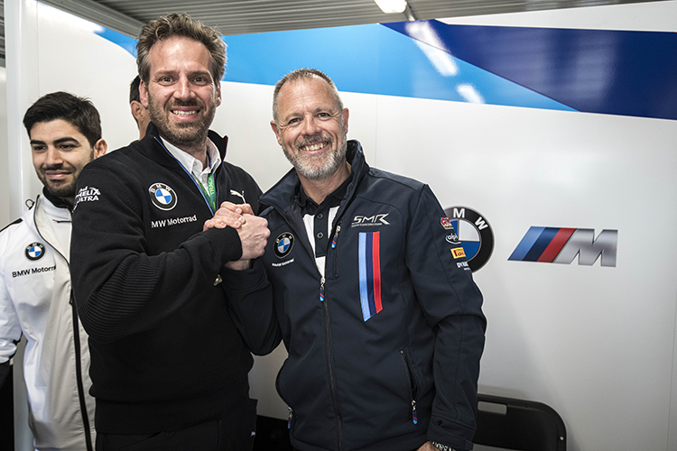 BMW-Rennchef Marc Bongers (Mitte) mit Teamchef Shaun Muir (re.)