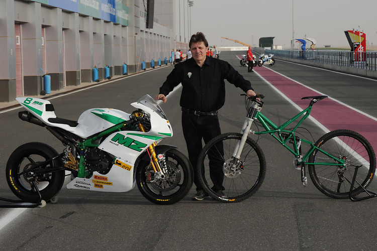 Martin Wimmer beim GP von Katar 2010 mit Moto2-Bike und baufälligem Mountainbike
