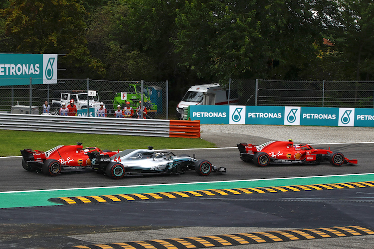 Sebastian Vettel (links) rutscht in Lewis Hamilton, vorne führt Kimi Räikönen