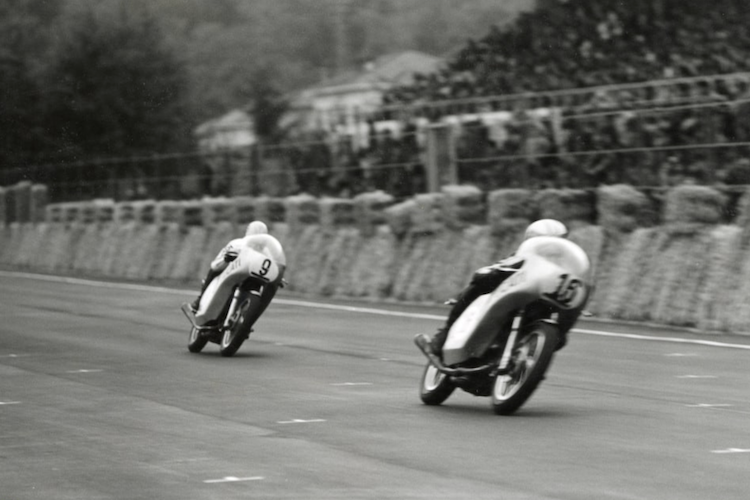 Paul Smart und Bruno Spaggiari auf der 750 Imola Desmo im Jahr 1972