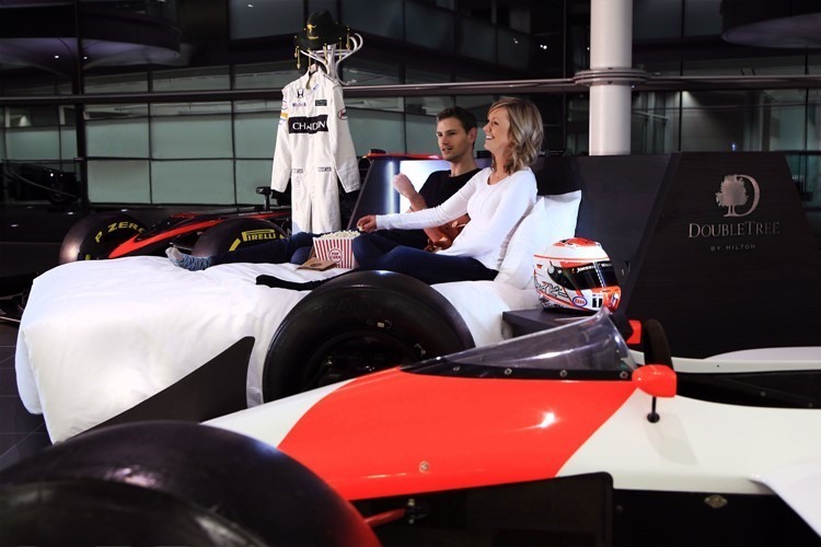2016 war bei Hilton eine Nacht im McLaren-Werk zu gewinnen