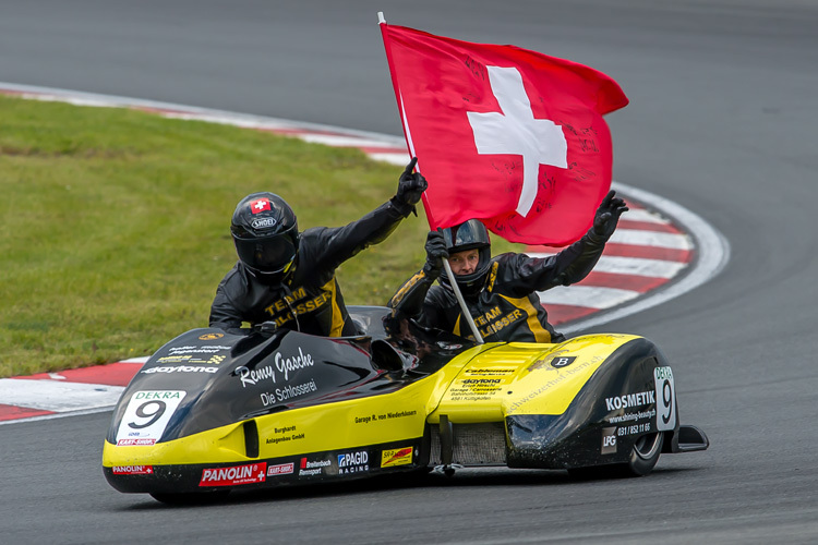 Schlosser/Hofer präsentierten stolz die Schweizer Flagge