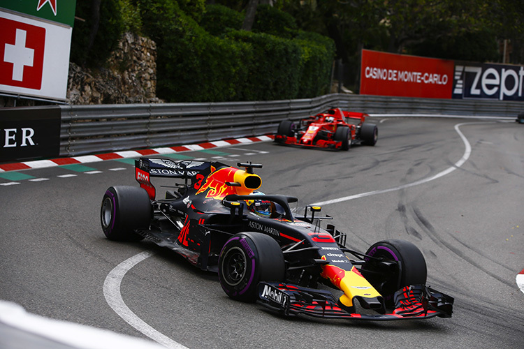 Daniel Ricciardo, verfolgt von Sebastian Vettel