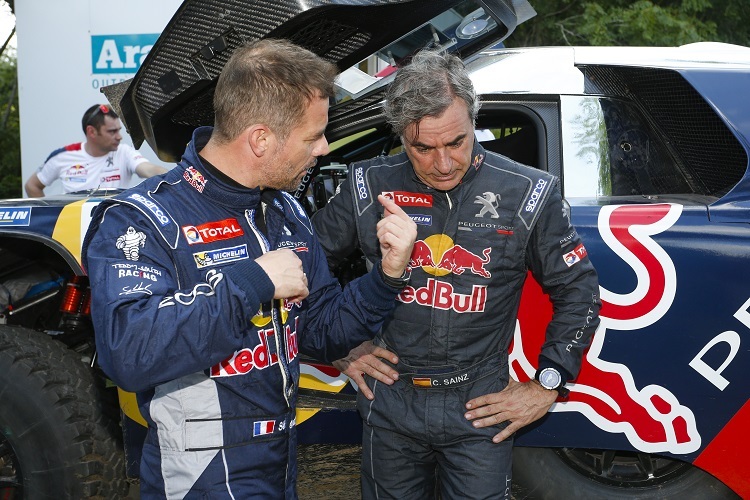 Sébastien Loeb (li.) im Gespräch mit Peugeot-Teamkollege Carlos Sainz