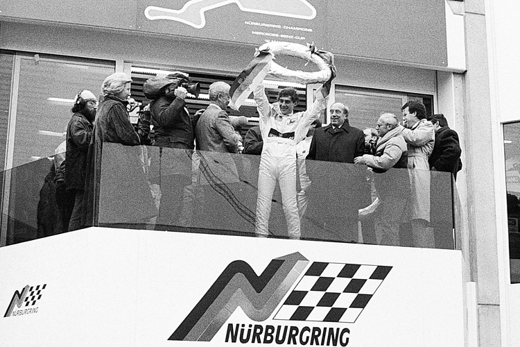 Ayrton Senna bejubelt seinen Sieg