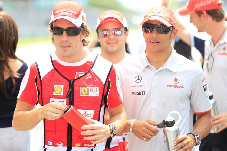 Fernando Alonso (li.) und sein Dauerrivale Lewis Hamilton 