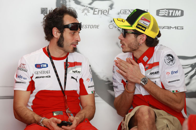 Schon 2011 und 2012 arbeiteten Valentino Rossi (re.) und Vittoriano Guareschi im Ducati-Werksteam eng zusammen
