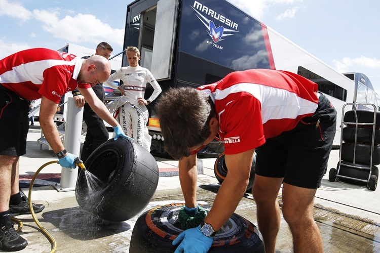Das Marrussia-Team beim Reifen putzen