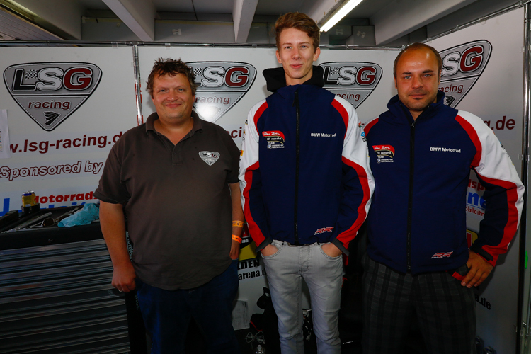 Marco Nekvasil (Mi.) mit seinen beiden Förderern vom Team LSG