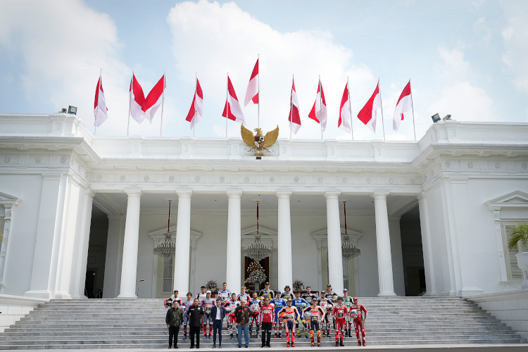 Die MotoGP-Abordnung vor dem Merdeka Palace mit Präsident Jokowi (erste Reihe, Mitte)