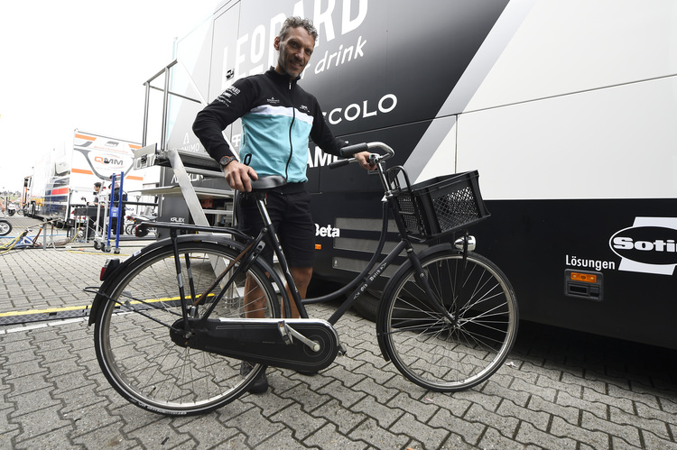 Beim Rennwochenende in Assen kann Bom mit dem Fahrrad zur Arbeit an die Strecke fahren