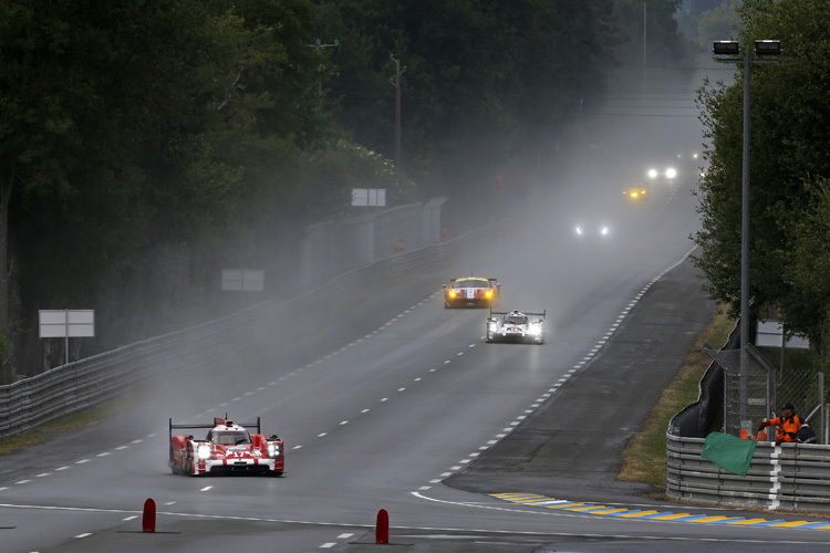 Wechselhafte Witterung und Porsche vorn: Training in Le Mans