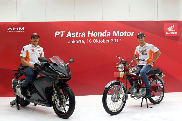 Marc Marquez (links) und Daniel Pedrosa besuchten das Astra-Honda-Werk