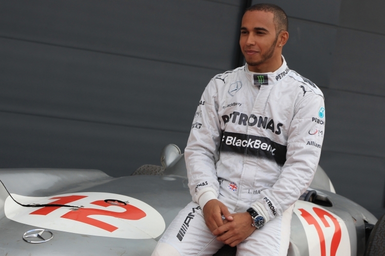 Lewis Hamilton auf dem Auto von Stirling Moss