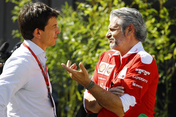 Mercedes-Teamchef Toto Wolff mit Maurizio Arrivabene