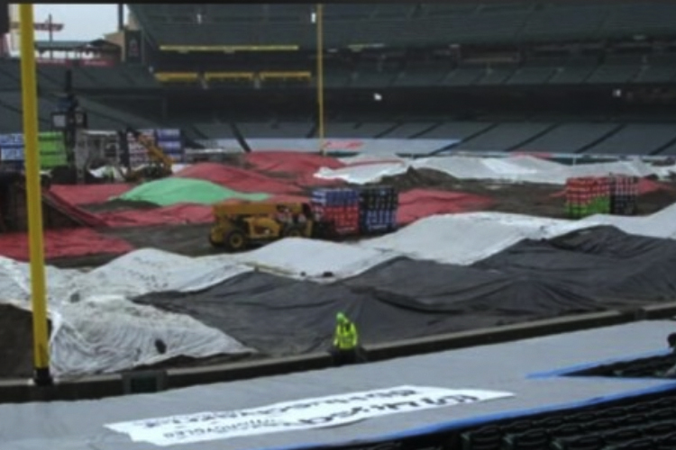 Die Strecke im Angel Stadium von Anaheim wurde mit Planen abgedeckt, um sie vor dem Regen zu schützen